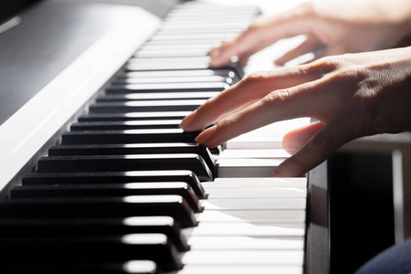 人彈鋼琴。特寫